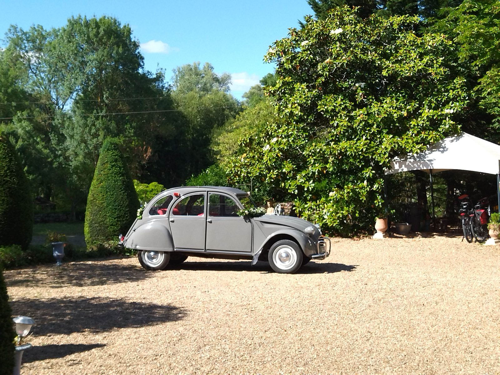Vintage 2CV, a nod to French charm